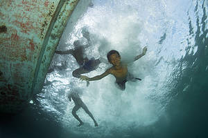 Niños juegan bajo el agua en Indonesia 
